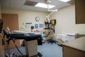 Clínicas de abortos de Florida desafían multa por falta en período de espera