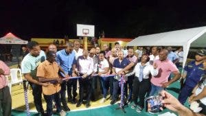 Alcaldía inaugura cancha en Cotuí