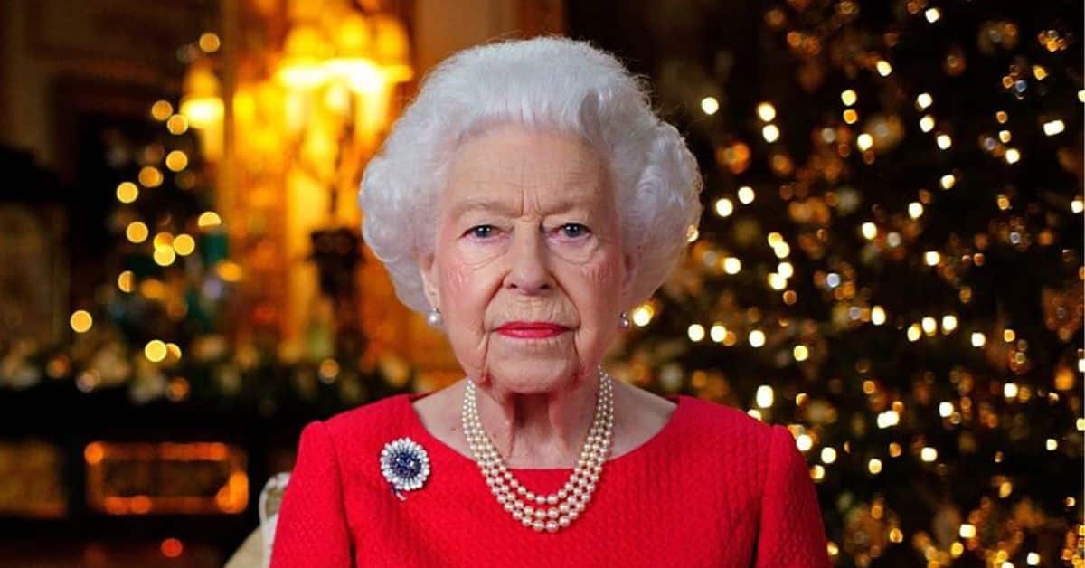 Familia real y ayuntamientos abren libros de condolencia por Isabel II