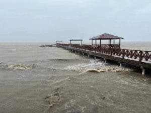 Oleajes por Fiona provocan fuertes daños al muelle de Miches
