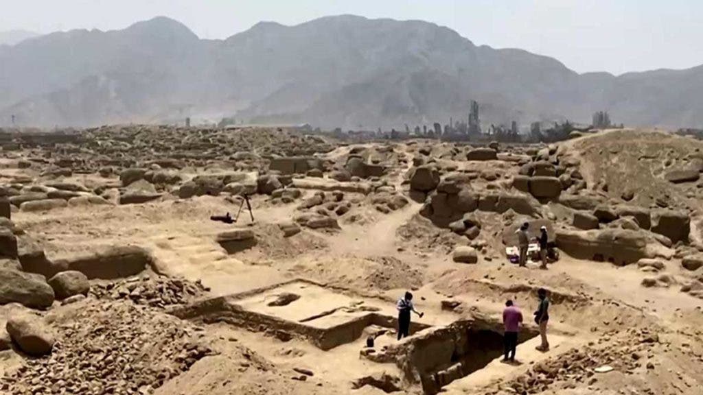 Hallan en Perú restos de 2 infantes en posible ofrenda preincaica