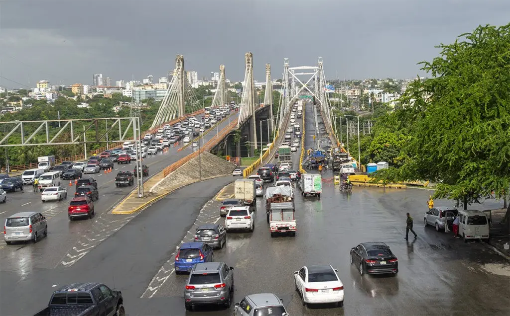 Imagen de archivo del puente Duarte a la derecha mientras era sometido a reparaciones de las juntas de expansión en 2023. A la izquierda el puente Juan Bosch.