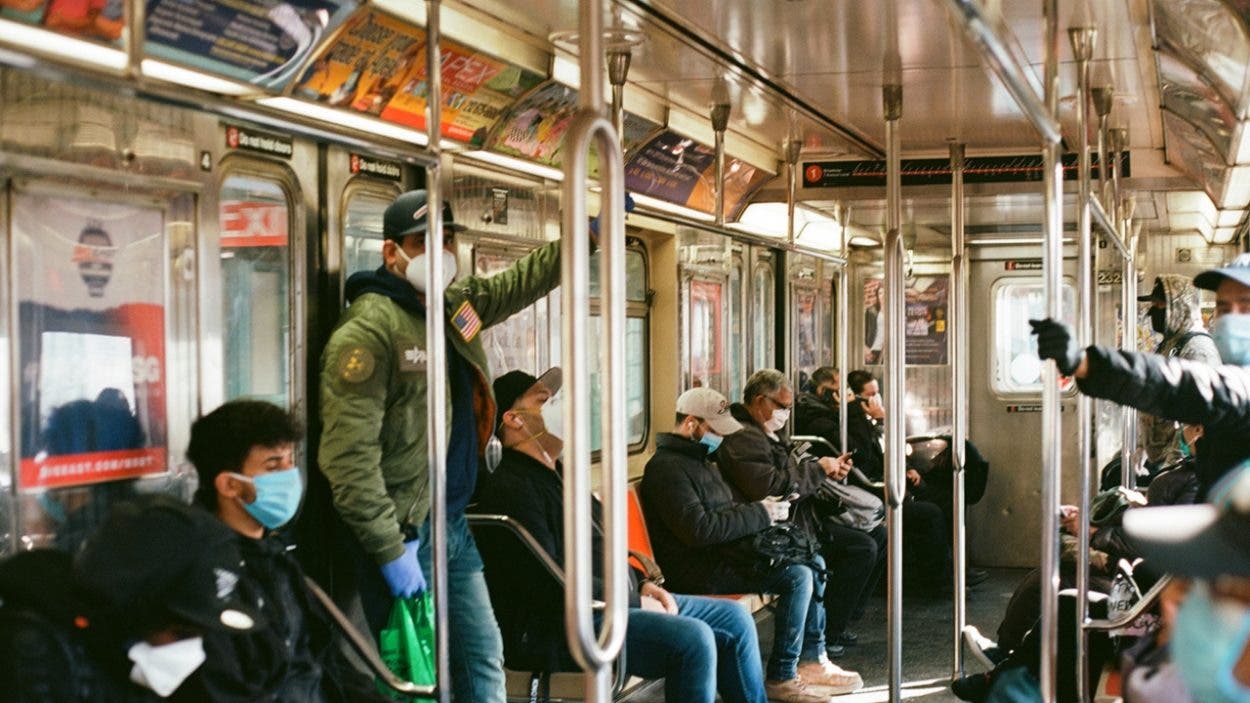 No será obligatorio en NY usar mascarillas en el transporte público