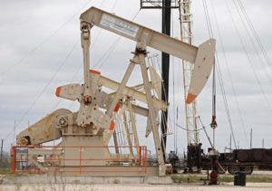 El petróleo de Texas cae un 5,7 % y cierra en precio más bajo desde enero