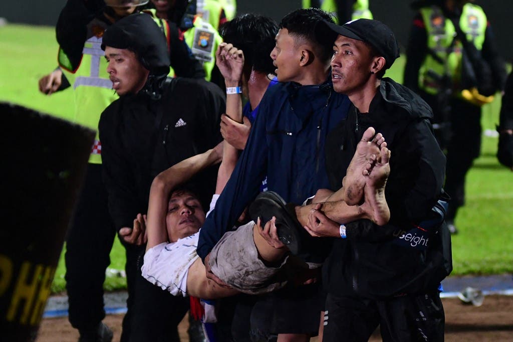 Casi 200 muertos en Indonesia en una de las peores tragedias del fútbol