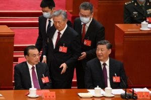 Expresidente Hu fue desalojado “por no sentirse bien», según prensa china