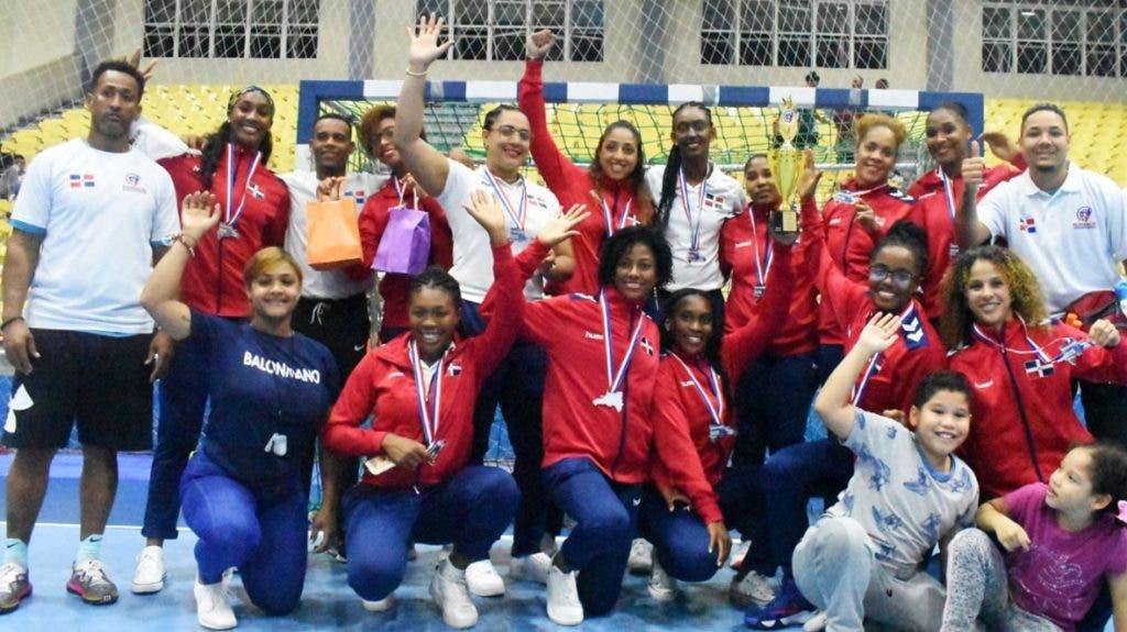 El seleccionado dominicano femenino que ganó medalla de plata. Cuba logró el oro.