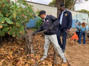 Director Migración encabeza jornada limpieza playa Güibia