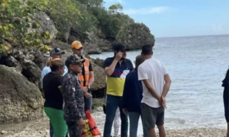 Rescatan cuatro de yola zozobró en costa de Cabrera