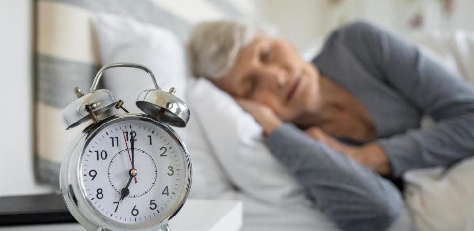 Dormir 5 horas o menos a los 50 eleva riesgo de enfermedades crónicas