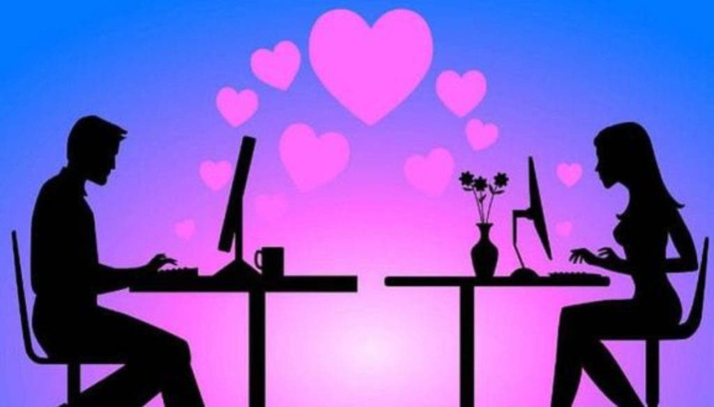 El cliente es un hombre estadounidense de 50 años; la atractiva joven blanca con la que está chateando en internet es Gingerhoney, una modelo cuya imagen de perfil la muestra acostada boca abajo en su cama.