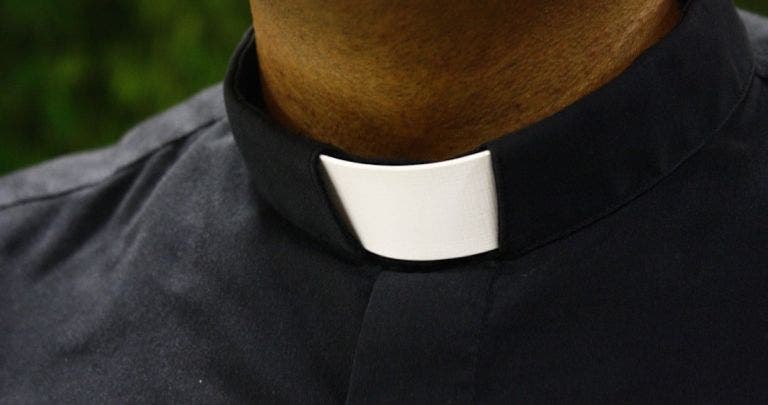 Acusan a sacerdote de Chicago de abuso sexual de menor