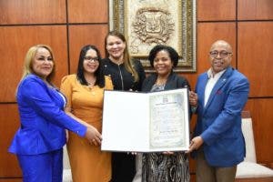 Cámara de Diputados reconoce  a Cheché Abreu
