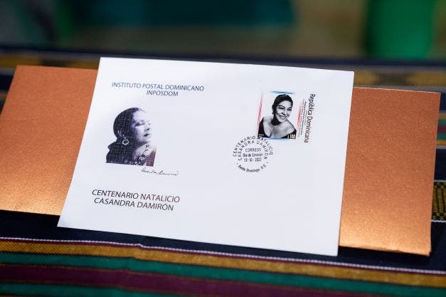 Ponen en circulación sello Casandra Damirón