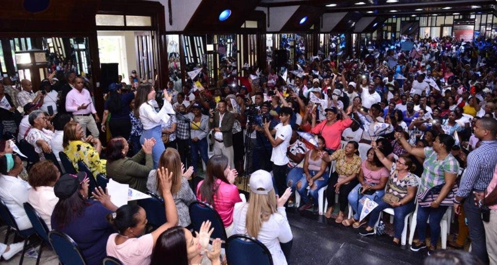 Nahiony Reyes lleva mensaje de fe y esperanza a mujeres de San Cristóbal