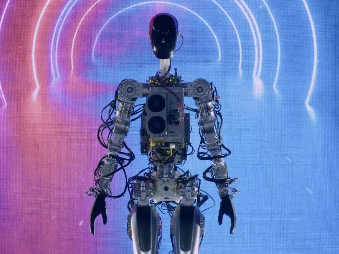 Elon Musk revela prototipo de robot humanoide
