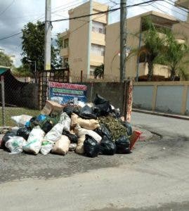 Dicen en El Valiente no recogen la basura y piden arreglo de calles