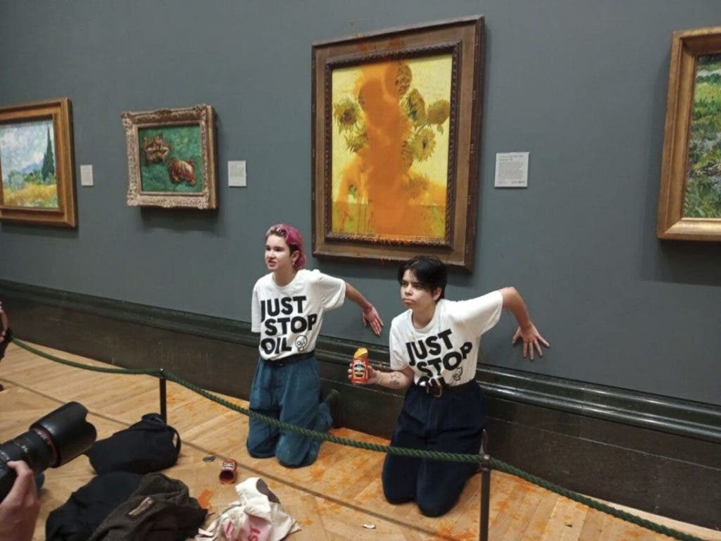 Comparecen activistas que lanzaron sopa a obra de van Gogh