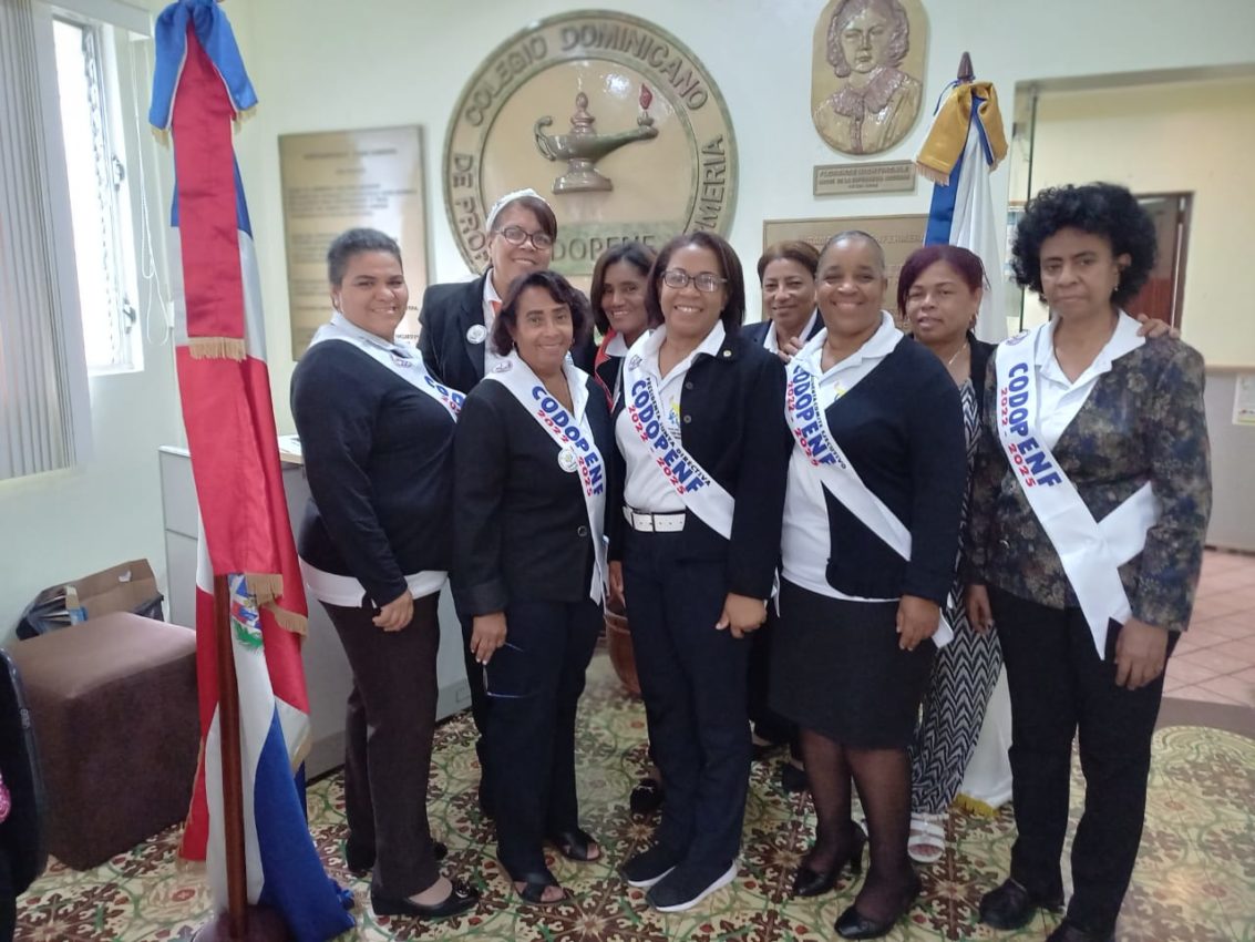 Posesionan nueva directiva Colegio Enfermería