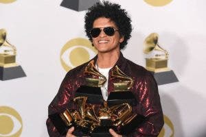 Bruno Mars renuncia a competir en los Grammy
