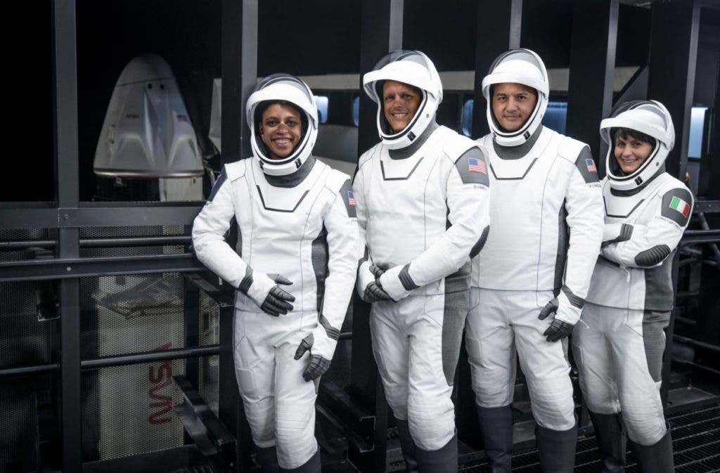 A bordo de la Dragon Freedom, construida por la firma privada SpaceX, viajarán el comandante Kjell Lindgren, sus colegas de la NASA Jessica Watkins y Bob Hines, y la italiana Samantha Cristoforetti, de la Agencia Espacial Europea (ESA). 