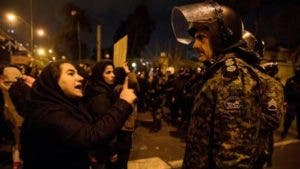 ONG denuncia policía iraní mató 2 jóvenes en protestas
