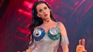 Katy Perry muestra movimiento extraño en parpado derecho durante concierto