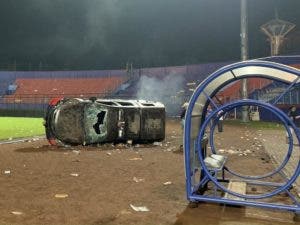 Diecisiete niños entre los 125 fallecidos en la tragedia del fútbol indonesio
