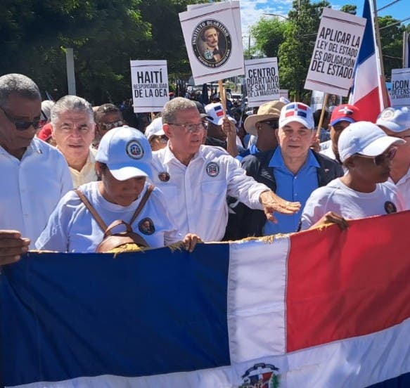 La marcha, organizada por el Instituto Duartiano, recorrió las principales calles de Azua, en reclamo a la solución de la problemática haitiana en Haití y no en suelo dominicano.
Exigieron el cumplimiento de la Ley de Migración, que establece 80% manos de obras para criollos.