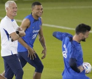 Francia enfrenta batalla del medio campo contra los australianos