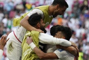Irán se impone a Gales por 2-0 en el descuento