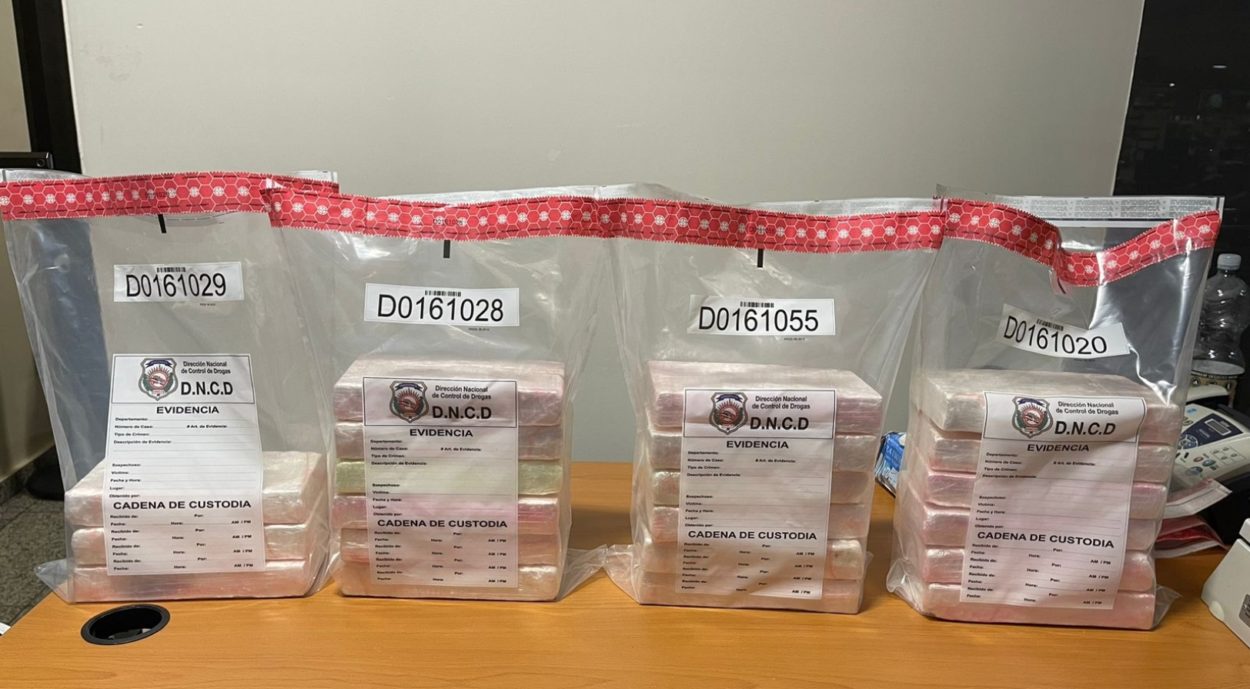 Oficiales PN franqueaban drogas en AILA pertenecen a la  Interpol