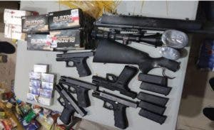 Apresan hombre le ocupan 5 pistolas y una escopeta