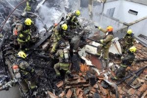 Avioneta cae en barrio residencial de Medellín y deja al menos 8 muertos