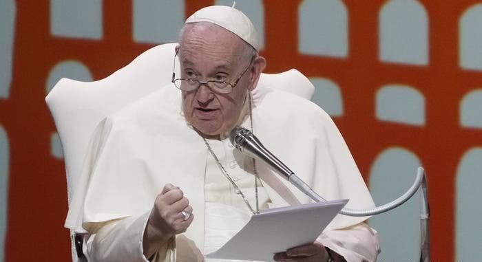 El papa pide hacer lo posible para acabar con guerra sacrílega en Ucrania