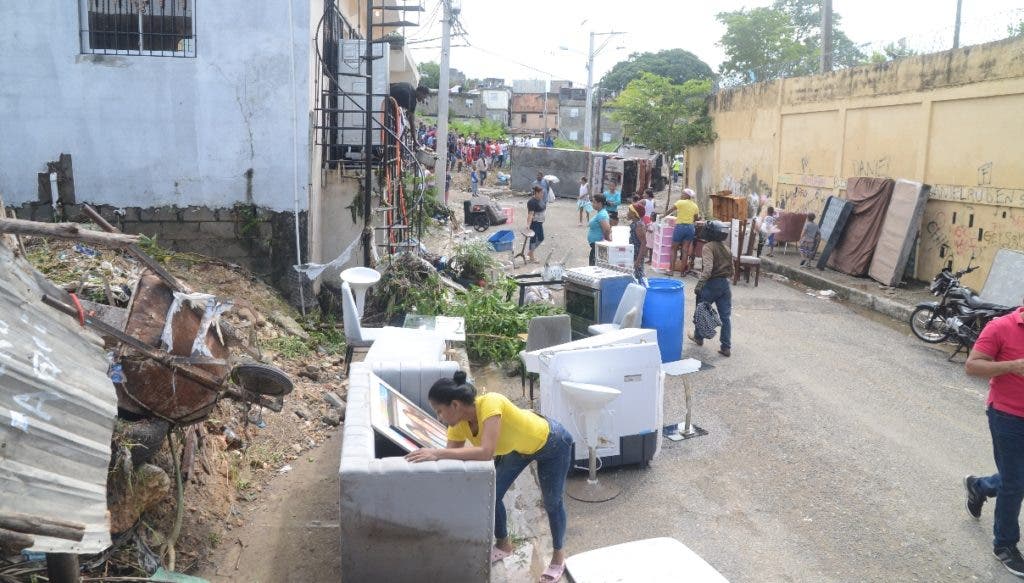 Un día después de las lluvias, decenas de familias limpiaron algunos de los ajuares que pudieron salvar de las inundaciones provocadas por la cañada La 800 en Los Ríos tras intensas lluvias.