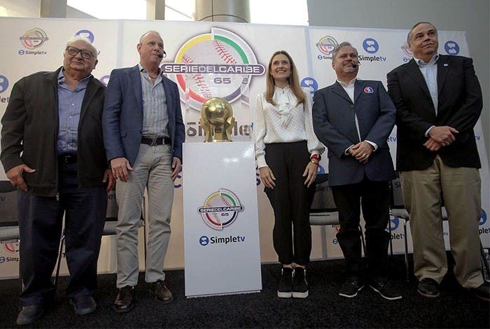 Develan trofeo de la Serie del Caribe Gran Caracas 2023
