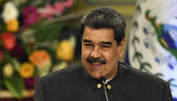 Maduro y oposición firman acuerdo y EEUU flexibiliza sanciones petroleras