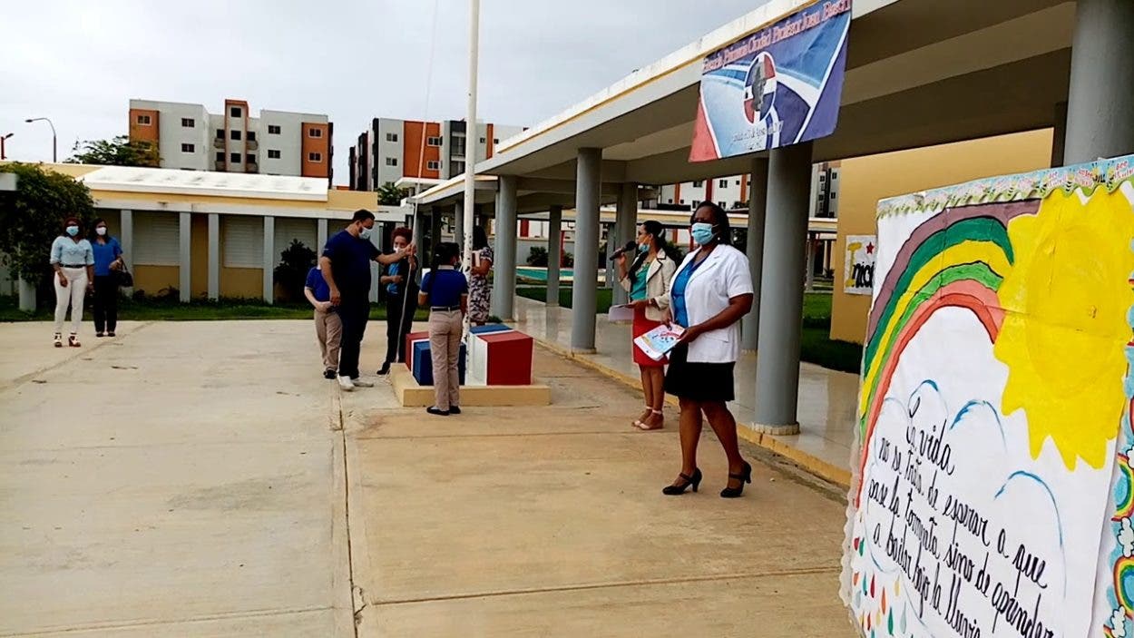 Escuela de Ciudad Juan Bosch sin conserjes; padres realizan labores limpieza