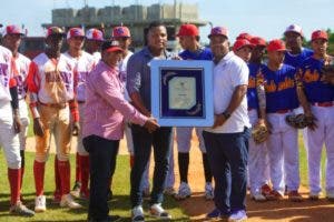 Framber Valdez exhorta a niños a estudiar y practicar deportes