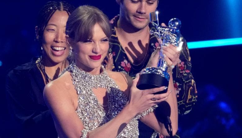 Taylor Swift arraza con Rosalía en los Europe Music Awards 2022
