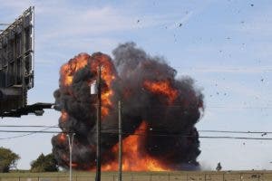 Chocan 2 aviones militares en espectáculo aéreo en Dallas