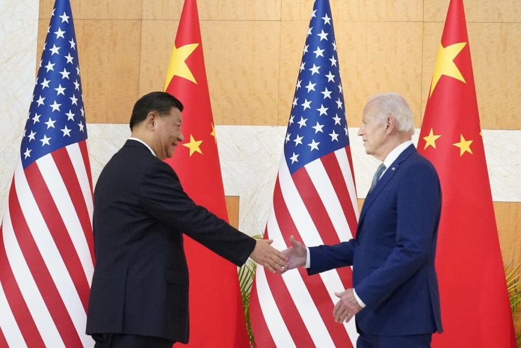 Funcionario chino empuja a reportera por preguntar a Biden