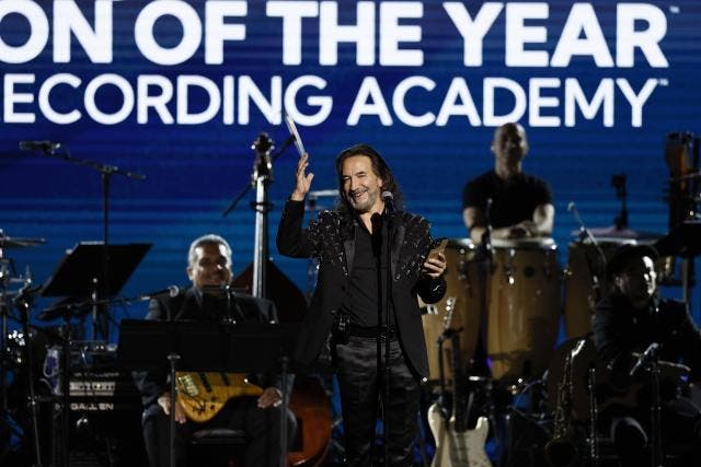 Marco Antonio Solís recibe premio Persona del Año en Latin Grammy