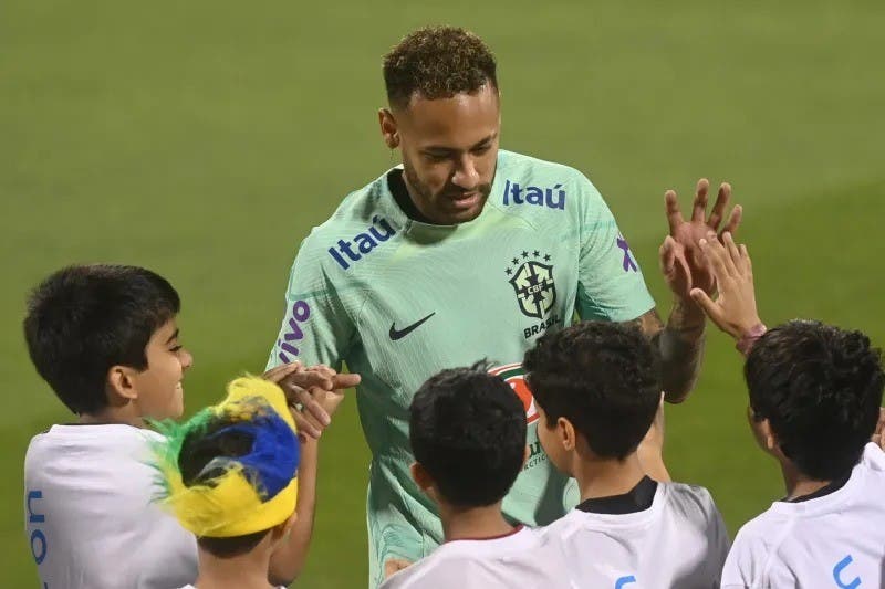Neymar calla antes del debut de Brasil en Qatar