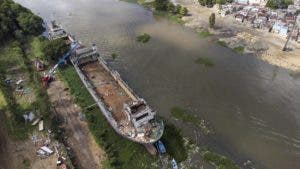 El reto de liberar el río Ozama de ocho barcos