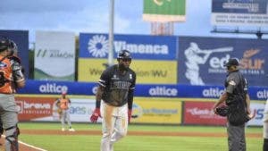 Fabián y Paredes se destacan en triunfo Escogido