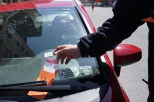 Golpean dos policías cuando ponían tickets a carro mal estacionado