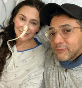 Esposa de Sergio Carlo entra a quirófano, operarán uno de 2 tumores diagnosticados