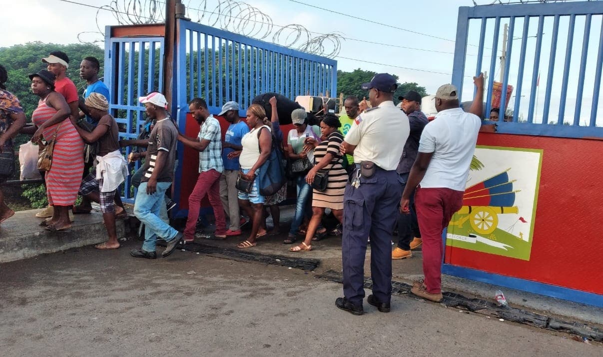Miles de haitianos en mercado binacional